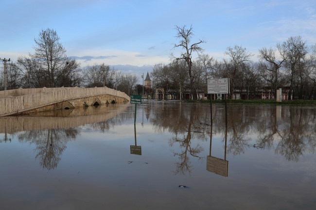 Tunca Nehri taştı, er meydanı sular altında kaldı